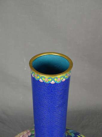 CHINE - Vase balustre à haut col en cloisonné à 