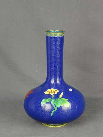 CHINE - Vase balustre à haut col en cloisonné à 