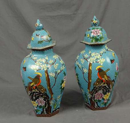 CHINE - Paire de pots couverts en cloisonné à 