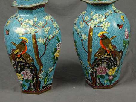 CHINE - Paire de pots couverts en cloisonné à 