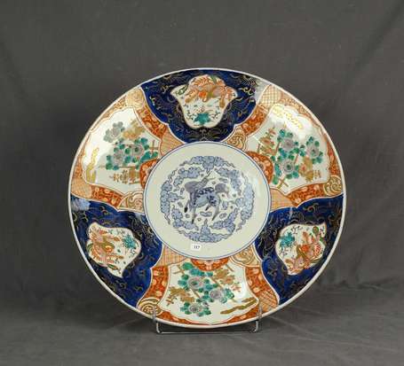 CHINE - Plat à décor Imari en porcelaine, au 