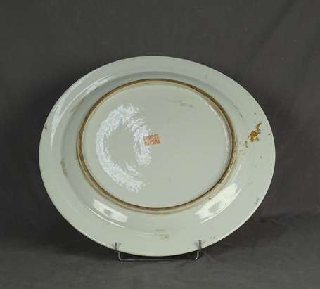 CHINE - Grand plat en porcelaine à décor de fleurs