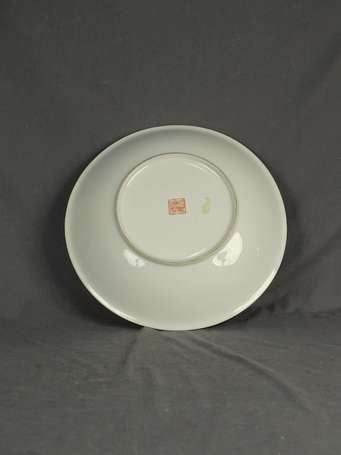 CHINE - Grand plat en porcelaine à décor 