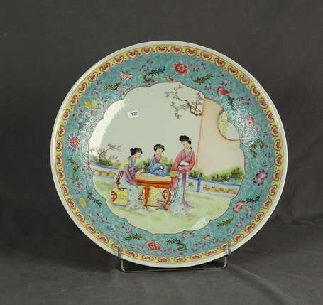 CHINE - Grand plat en porcelaine à décor de femmes