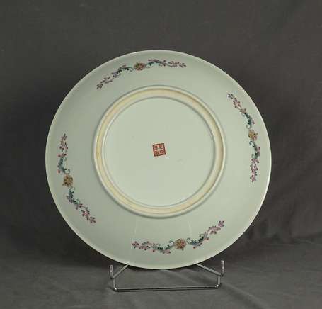 CHINE - Grand plat en porcelaine à décor de femmes