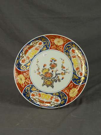 CHINE - Grand plat en porcelaine à décor Imari. D.