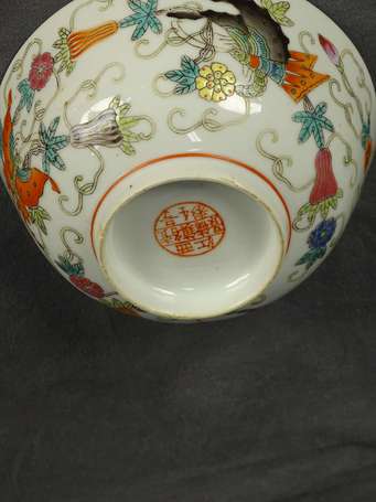CHINE - Bol en porcelaine signé à décor de motifs 