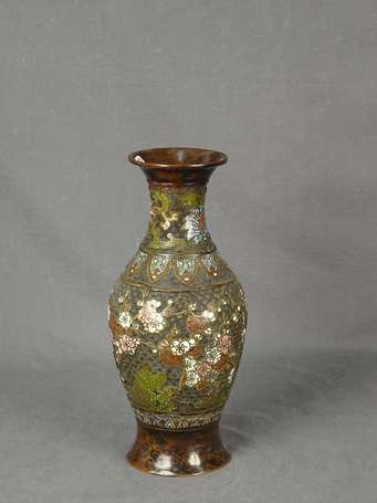 CHINE - Vase en bronze et émaux à décor de fleurs 