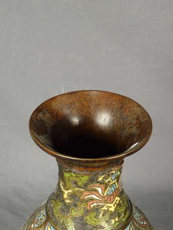 CHINE - Vase en bronze et émaux à décor de fleurs 