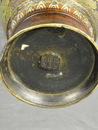 CHINE - Vase en bronze et émaux à décor de fleurs 