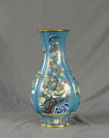 CHINE - Vase à col polylobé en bronze et émaux 