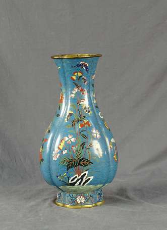 CHINE - Vase à col polylobé en bronze et émaux 
