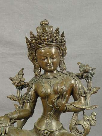 NEPAL - Divinité en bronze sur un socle lotiforme,