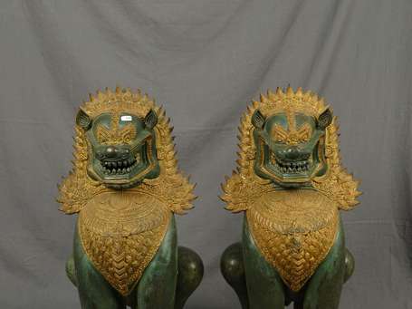 THAILANDE - Lions bouddhiques en bronze à patine 