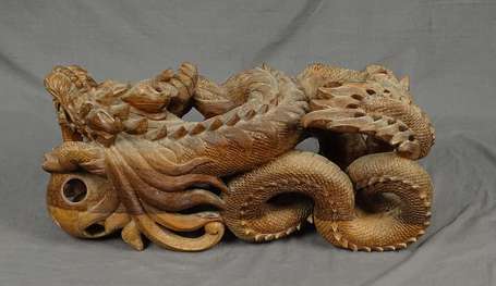 CHINE - Dragon tenant la perle sacrée en bois 