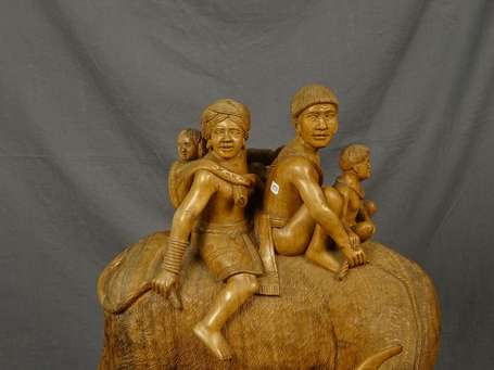 INDONESIE - Groupe en bois exotique à décor d'une 