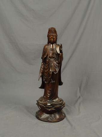 CHINE - Guanyin en bois exotique sur un socle 