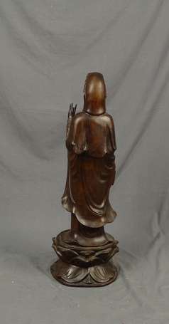 CHINE - Guanyin en bois exotique sur un socle 