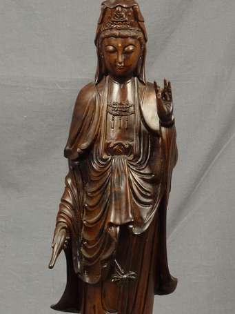 CHINE - Guanyin en bois exotique sur un socle 