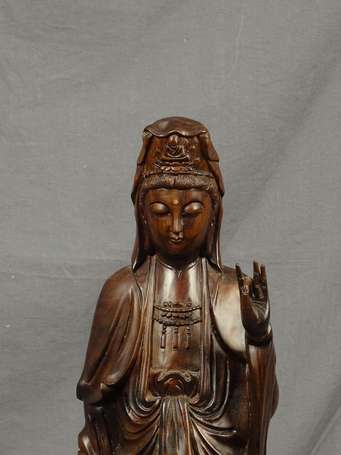 CHINE - Guanyin en bois exotique sur un socle 