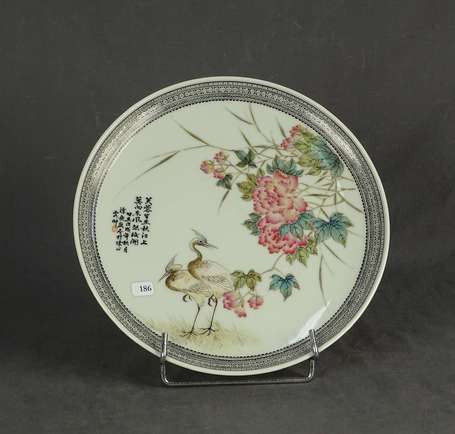 CHINE - Plat en porcelaine à décor de grues, poème