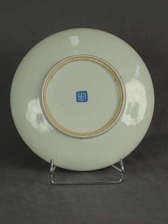 CHINE - Plat en porcelaine à décor de grues, poème