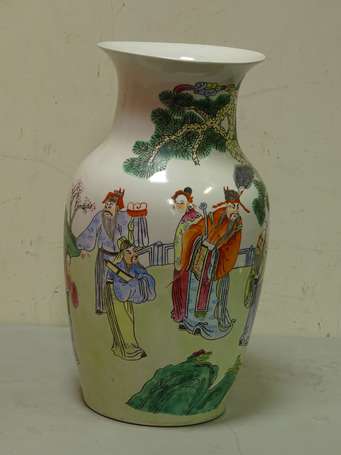 CHINE - Vase en porcelaine à décor de dignitaires.