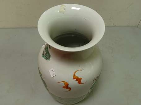 CHINE - Vase en porcelaine à décor de dignitaires.