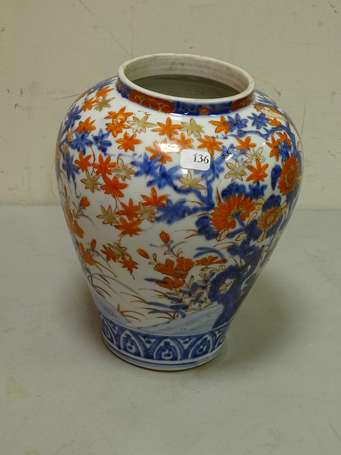 Vase en porcelaine à décor floral Imari. H. 20 cm