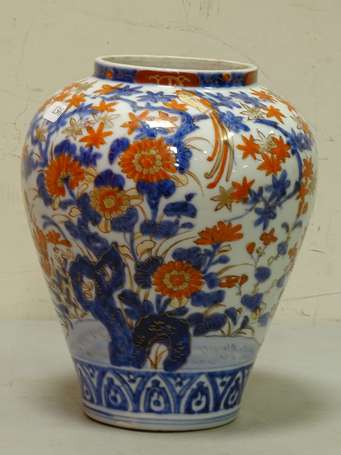 Vase en porcelaine à décor floral Imari. H. 20 cm