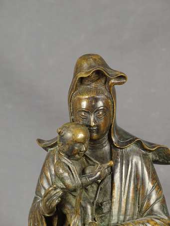 CHINE - Guanyin à l'enfant en bronze reposant sur 