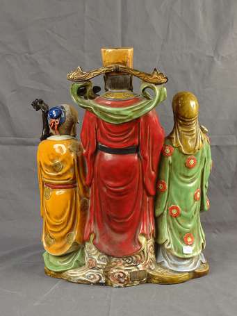 VIETNAM - Grand groupe en céramique orné de trois 