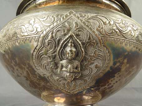 Bouillon couvert en argent repoussé de frises de 