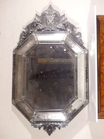 MURANO - Important miroir octogonal à parecloses, 