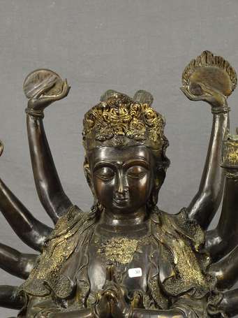 ASIE DU SUD EST - Personnage en bronze orné de 14 