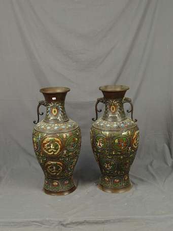 JAPON - Paire de vases en bronze et émaux 