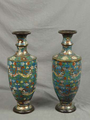 JAPON - Paire de vases sur piédouche en cloisonné.