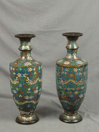 JAPON - Paire de vases sur piédouche en cloisonné.