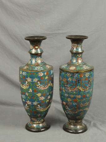 JAPON - Paire de vases sur piédouche en cloisonné.