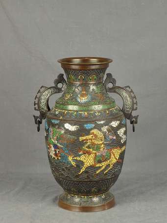 JAPON - Vase en cloisonné à décor de chevaux et 