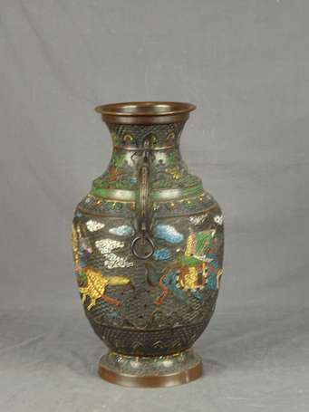 JAPON - Vase en cloisonné à décor de chevaux et 