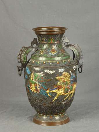 JAPON - Vase en cloisonné à décor de chevaux et 