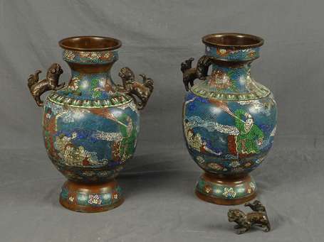 JAPON - Paire de vases en cloisonné, prises en 