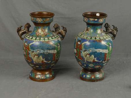 JAPON - Paire de vases en cloisonné, prises en 