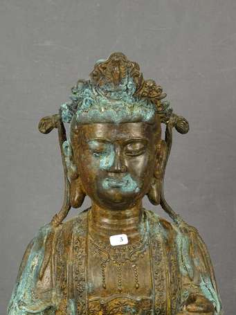 CHINE - Guanyin en bronze. H. 45 cm, L. 32 cm 