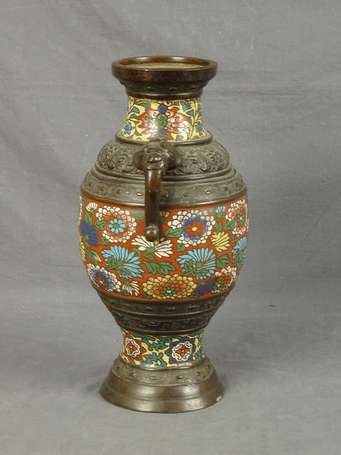 JAPON - Vase en émaux à décor floral, prises à 