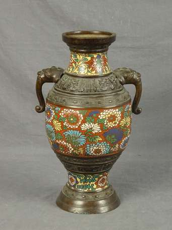 JAPON - Vase en émaux à décor floral, prises à 