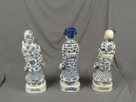 CHINE - Trois personnages en porcelaine bleu 