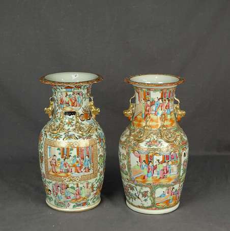 CANTON - Paire de vases en porcelaine à décor de 