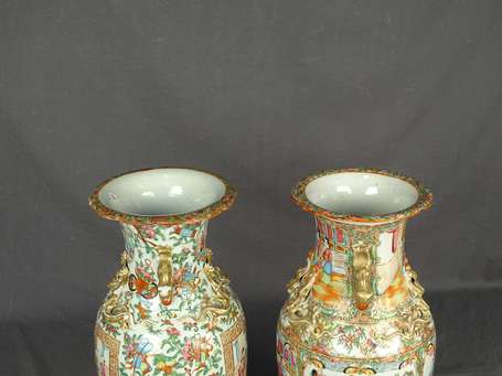 CANTON - Paire de vases en porcelaine à décor de 